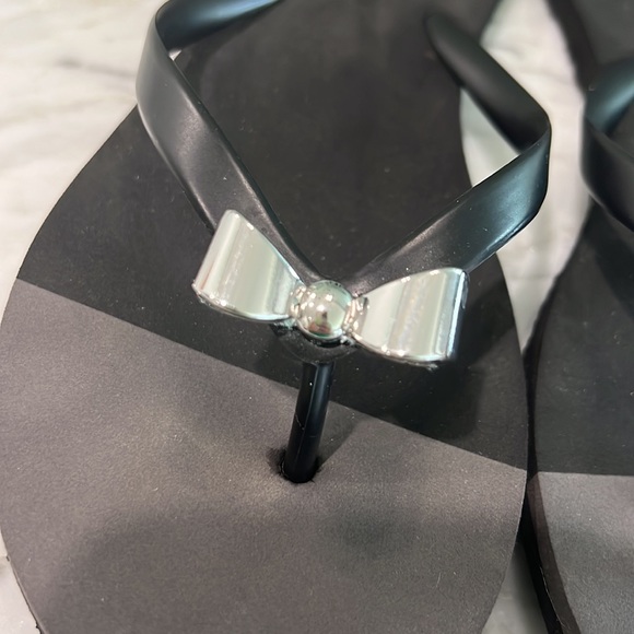 Bow Flip Flops 🖤 - Picture 3 of 5